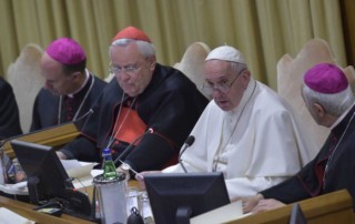 Papa Francesco e alcuni Vescovi riuniti in Vaticano