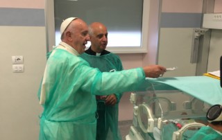 Papa Francesco visita la Terapia Intensiva Neonatale