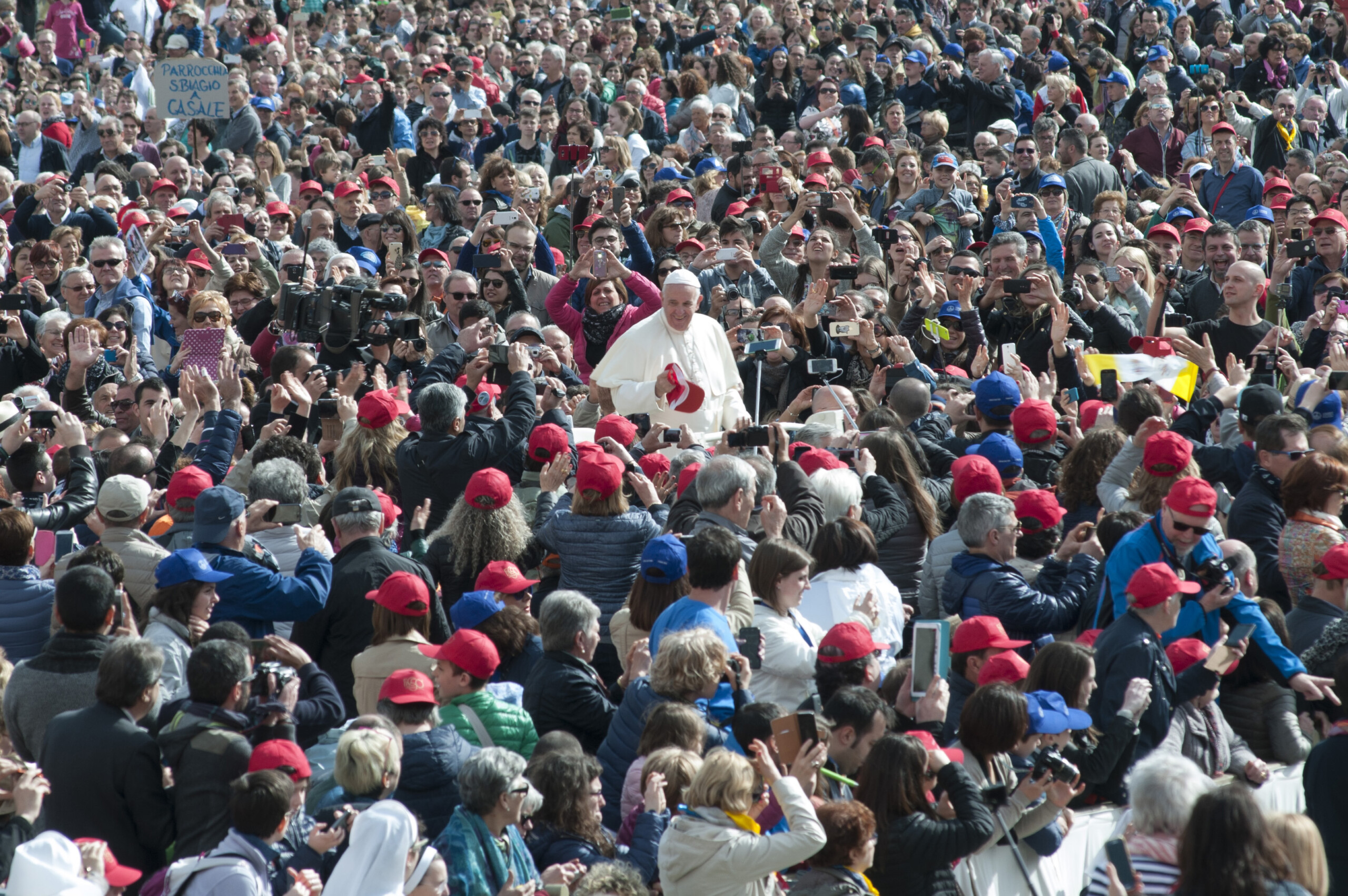 Papa Francesco in piazza San Pietro tra la folla